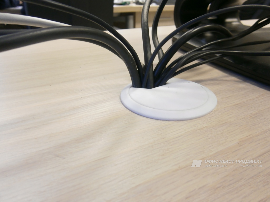 Вывод проводов в диспетчерской мебели СО ЕЭС